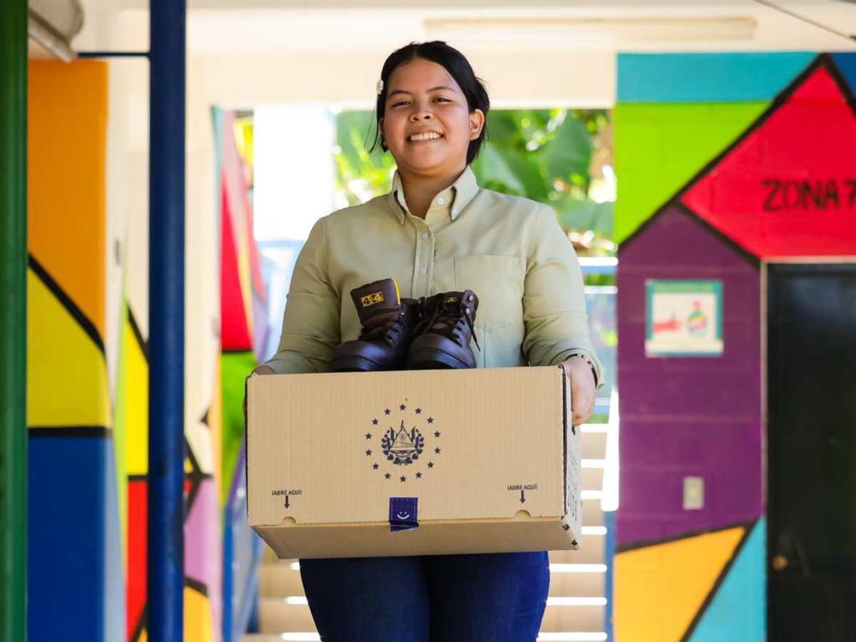 Estudiantes de bachillerato agropecuario ahora cuentan con uniformes especiales para sus prácticas de campo.