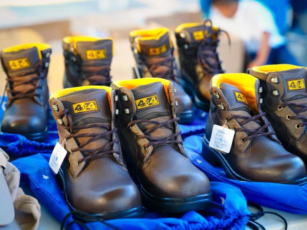 El paquete escolar incluye indumentaria especial para prácticas de campo en bachillerato agropecuario.