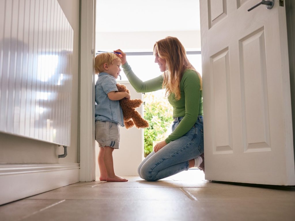 Expertos recomiendan evaluar el crecimiento infantil con historia clínica, análisis y, en algunos casos, pruebas genéticas para detectar causas de baja estatura.