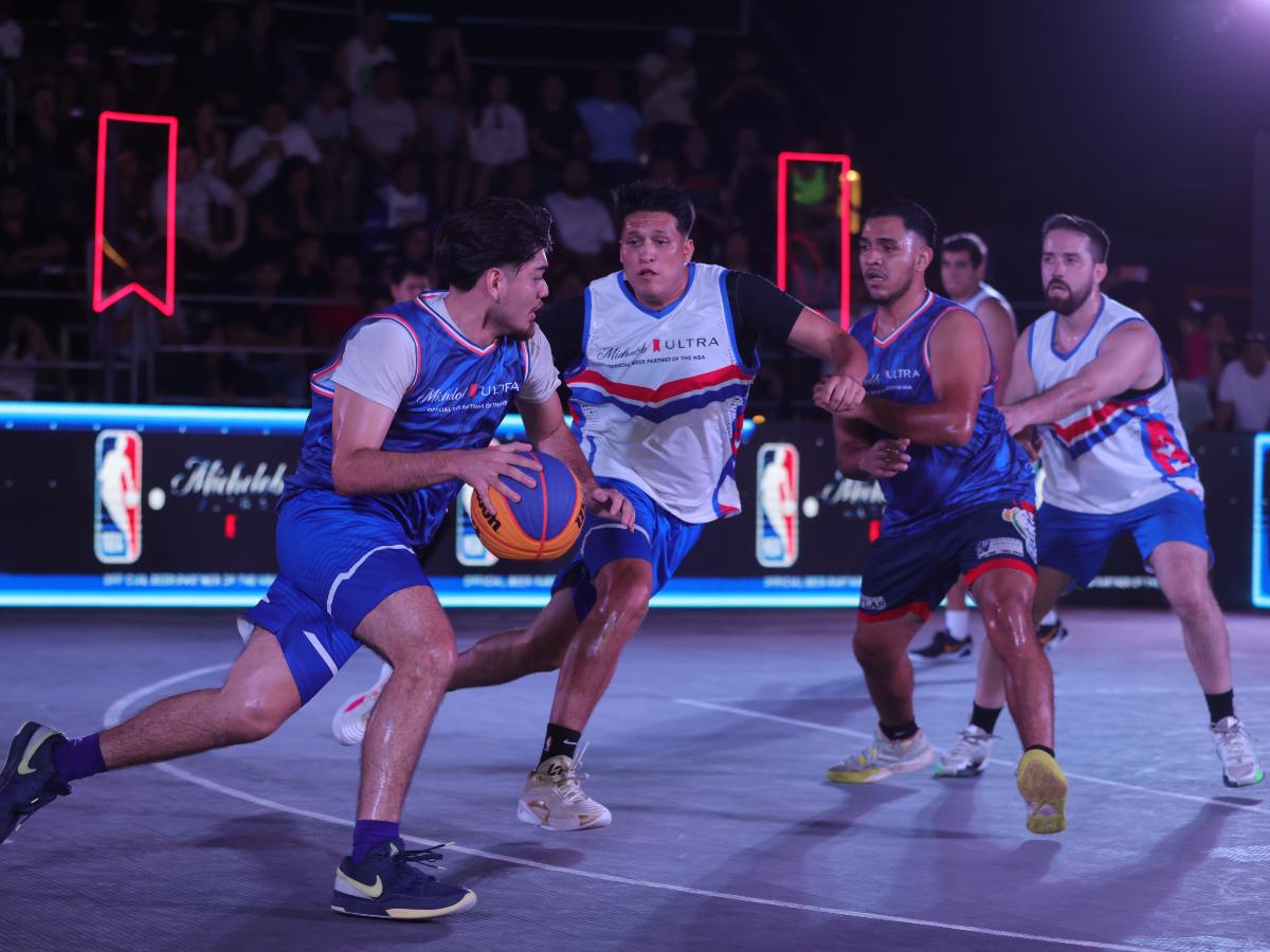 Jugadores compiten en el torneo 3x3 organizado por La Constancia y Michelob Ultra en el Centro Histórico de San Salvador.