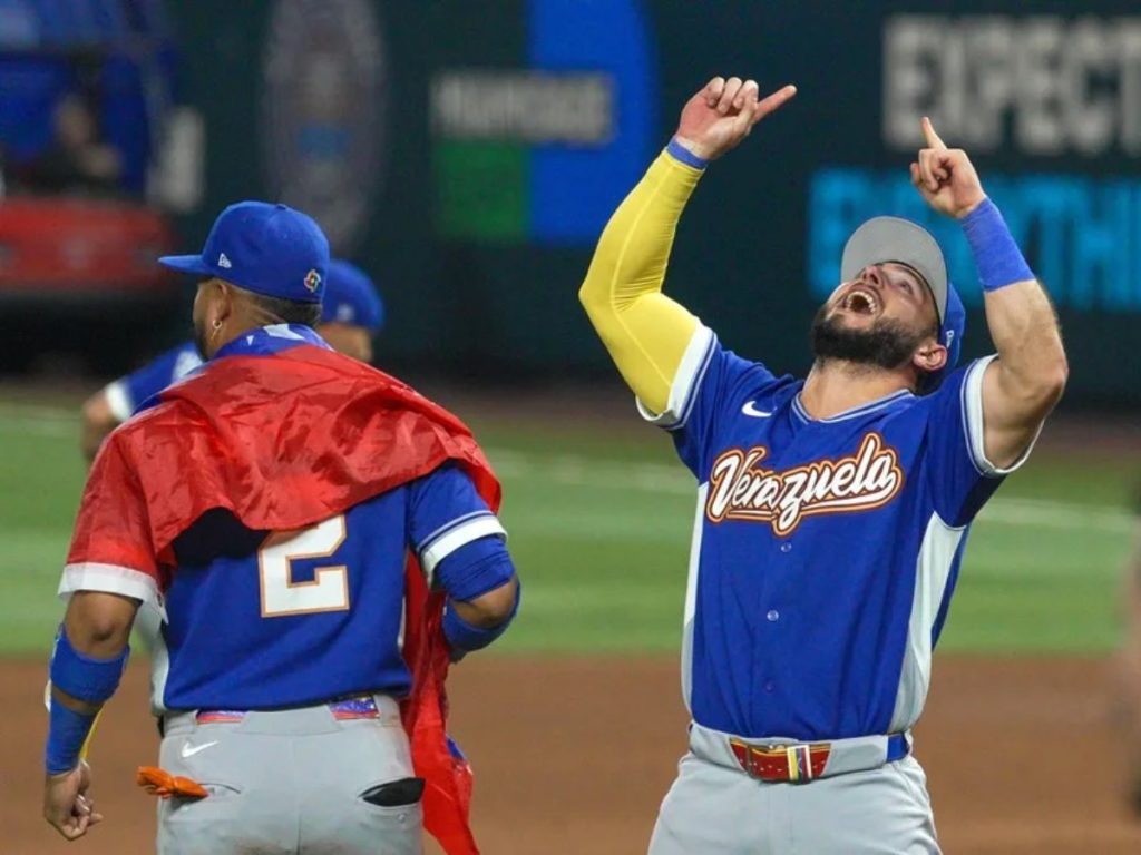 Wilyer Abreu (d) de Venezuela celebra al ganar la final del Clásico Mundial de Béisbol ante Estados Unidos en el estadio LoanDepot Park en Miami (Estados Unidos). EFE/ Alberto Boal
