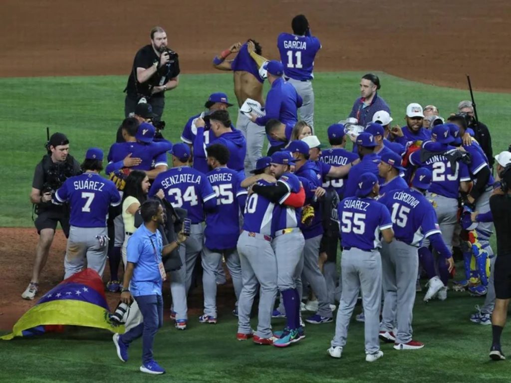 La selección de Venezuela celebra tras el último out que le dio la victoria en la final del Clásico Mundial de Béisbol 2026. EFE/EPA/Cristobal Herrera-Ulashkevich

