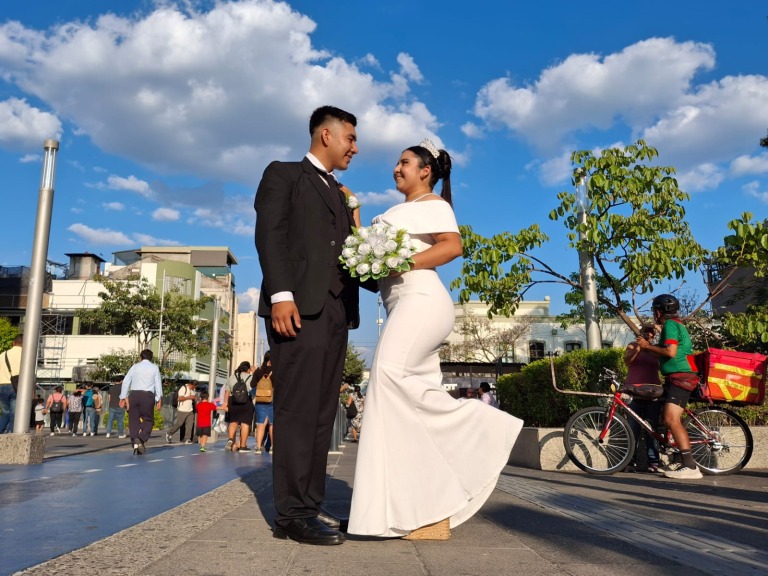 Parejas celebran su matrimonio colectivo en el Centro Histórico de San Salvador. Foto: elsalvador.com
