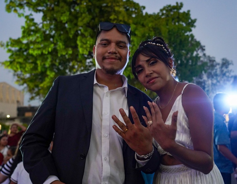 Novios protagonizan emotiva ceremonia frente a decenas de espectadores. Foto: elsalvador.com