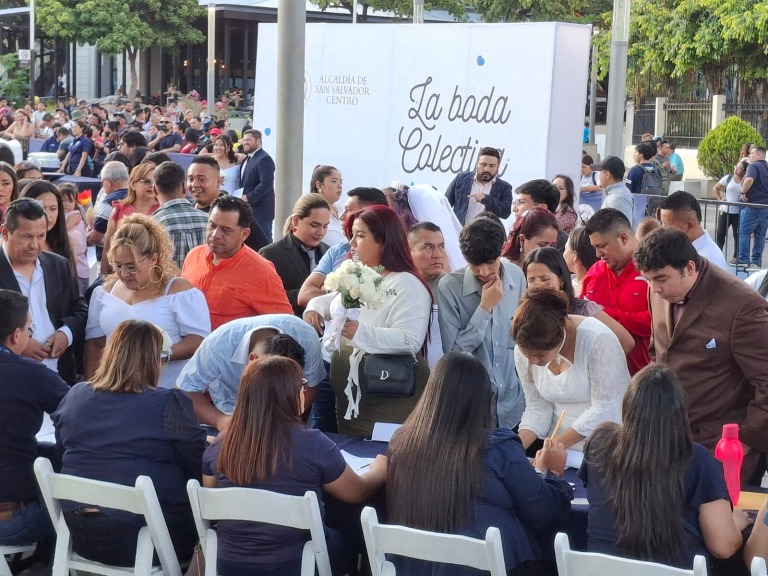 El amor se hizo presente en la boda colectiva más grande del país. Foto: elsalvador.com