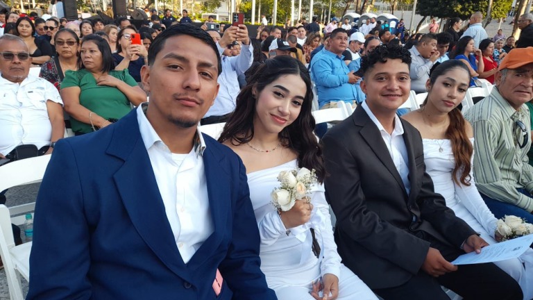 Parejas de distintas edades sellan su compromiso en San Salvador. Foto: elsalvador.com
