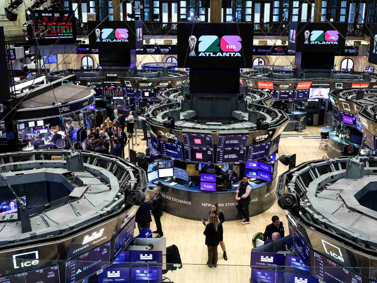 Operadores en la Bolsa de Nueva York durante la apertura del 2 de marzo de 2026, en una jornada marcada por la caída de Wall Street y el alza del petróleo.