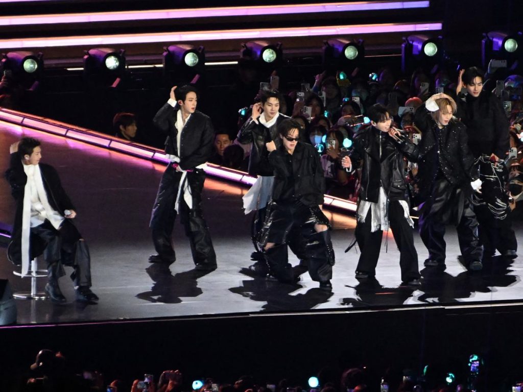 El grupo de pop BTS actuó durante su concierto en la plaza Gwanghwamun de Seúl el 21 de marzo de 2026.