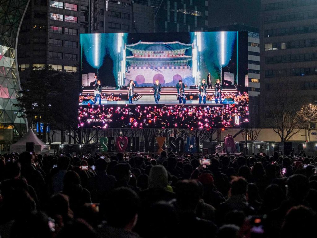 Las megaestrellas surcoreanas BTS se reunieron el 21 de marzo para su primer espectáculo en casi cuatro años, dejando boquiabiertas a enormes multitudes en Seúl con un espectáculo de K-pop transmitido en vivo a millones de personas en todo el mundo. AFP