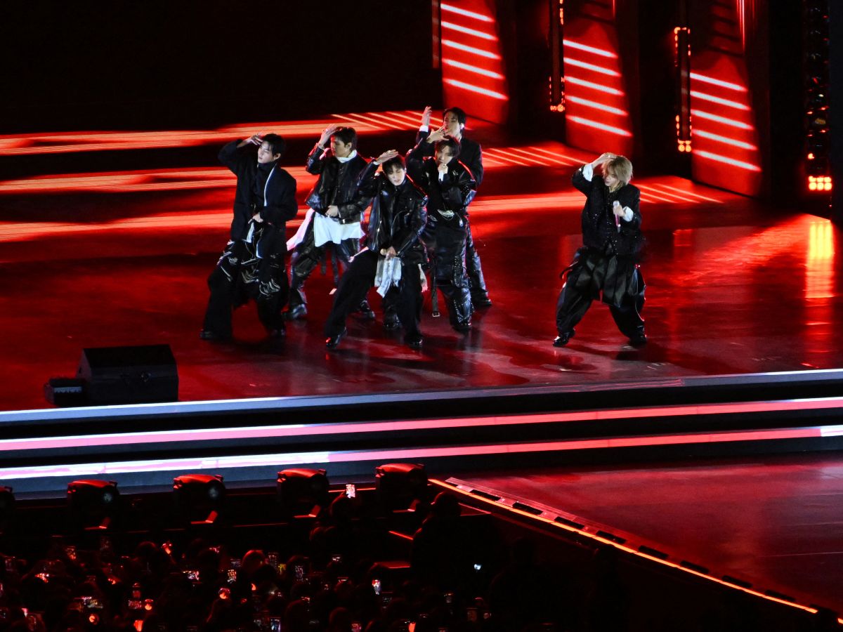 El grupo surcoreano volvió a los escenarios tras casi cuatro años con un show masivo en el centro de Seúl que reunió a miles de seguidores.