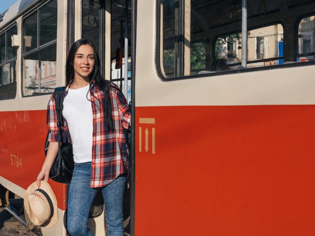 Migrantes salvadoreños se integran al transporte público costarricense, destacando por su servicio y adaptación en nuevas rutas.