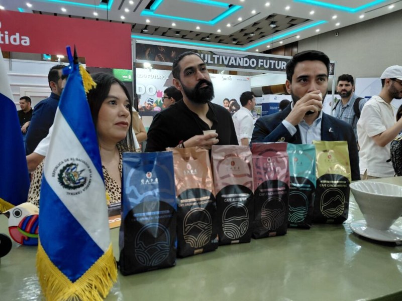 El estand salvadoreño ofreció degustaciones de café durante CAFEXPO 2026 en San Pedro Sula, Honduras.