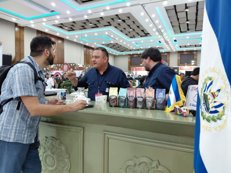 Visitantes internacionales conocieron las variedades de café salvadoreño en la feria CAFEXPO 2026.