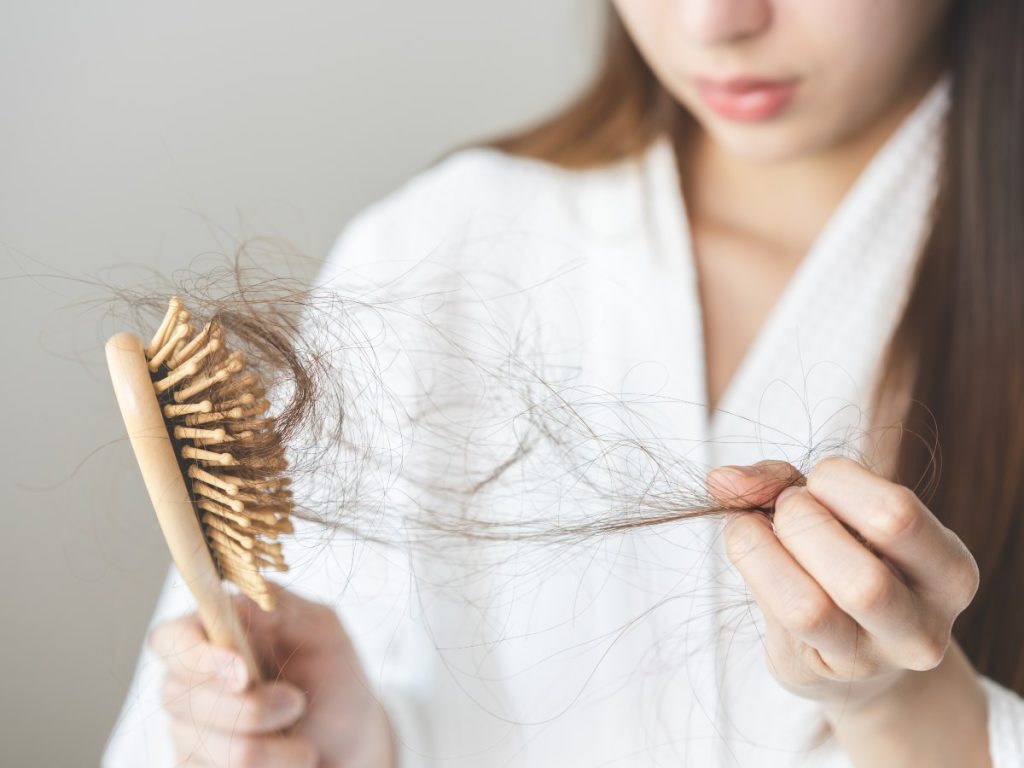 La caída diaria de entre 50 y 100 cabellos es normal, pero una pérdida persistente o excesiva puede indicar alteraciones en el ciclo del folículo piloso.