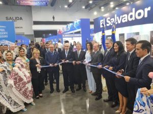 Leticia Escobar, presidenta de la Cámara de Comercio e Industria de El Salvador (tercera de izquierda a derecha), participa en la inauguración del pabellón de El Salvador en una agenda empresarial en Panamá.