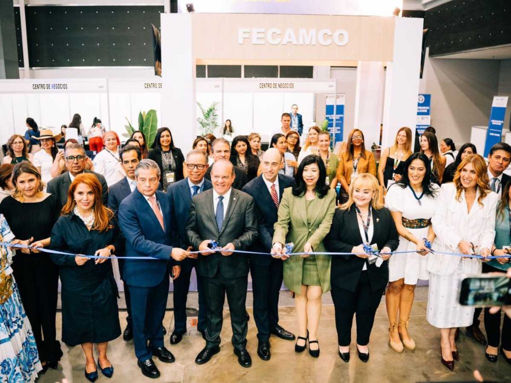 Representantes del sector empresarial regional participan en la inauguración de un espacio de negocios durante una agenda empresarial que busca fortalecer la integración y oportunidades comerciales.