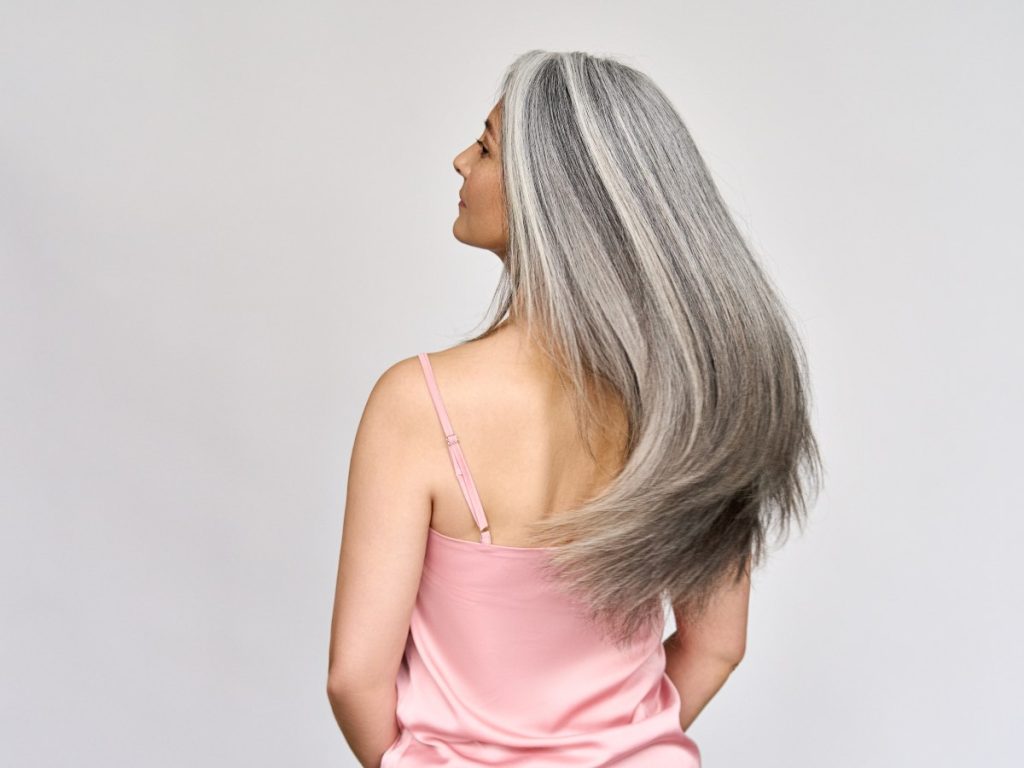 Las canas aparecen cuando las células del folículo dejan de producir melanina, un proceso natural que la ciencia sigue intentando comprender.