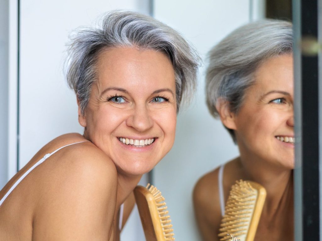 El encanecimiento ocurre cuando disminuye el pigmento del cabello, un fenómeno ligado al envejecimiento celular, la genética y factores como el estrés.