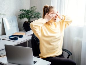 Especialistas recomiendan la regla 20-20-20 para reducir la fatiga ocular digital y relajar los músculos de los ojos durante la jornada.