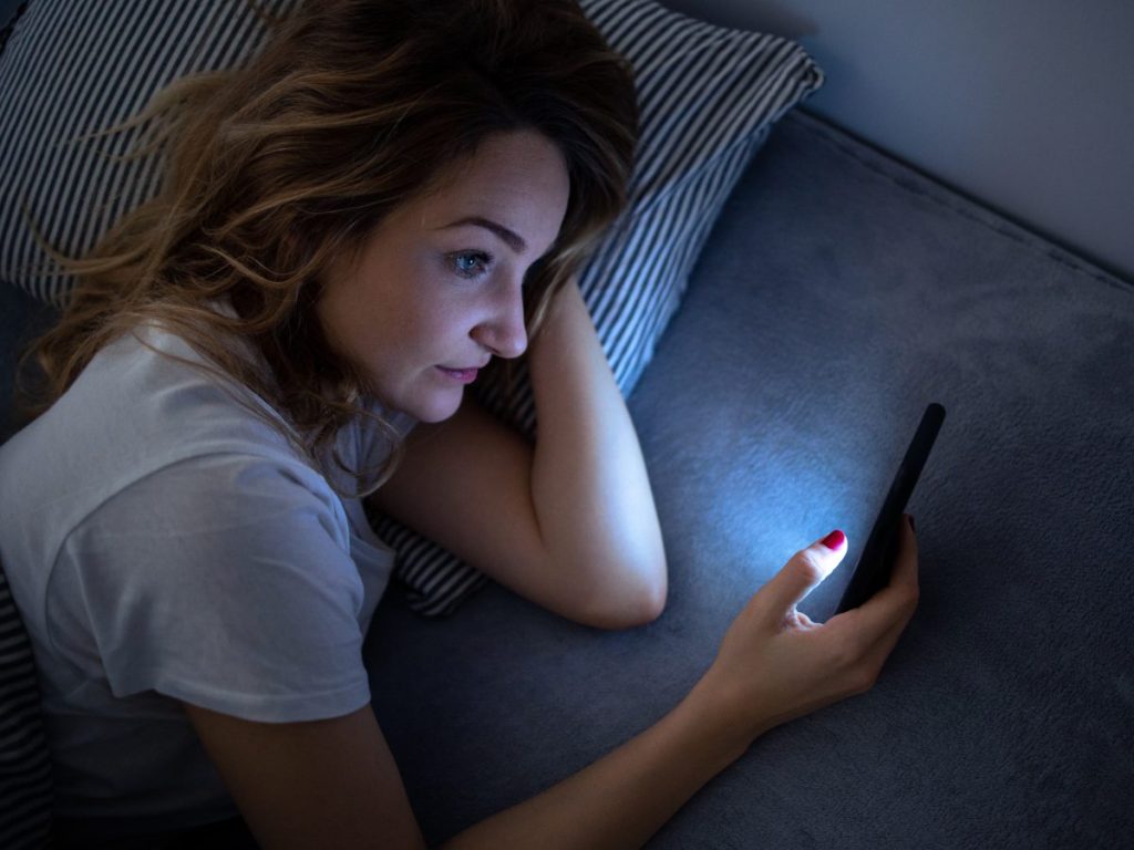 La exposición constante a pantallas puede alterar el ritmo circadiano y afectar la calidad del sueño, según el National Eye Institute.