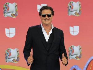 Fotografía de archivo del cantante Carlos Vives posando durante la alfombra azul de los Premios Juventud en Ciudad de Panamá (Panamá).