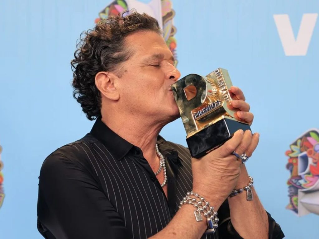 Fotografía de archivo del cantante Carlos Vives posando durante la alfombra azul de los Premios Juventud en Ciudad de Panamá (Panamá).