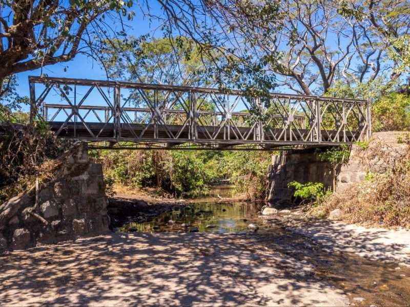El proyecto en Tecoluca incluye carretera nueva, drenajes y un puente de dos carriles.