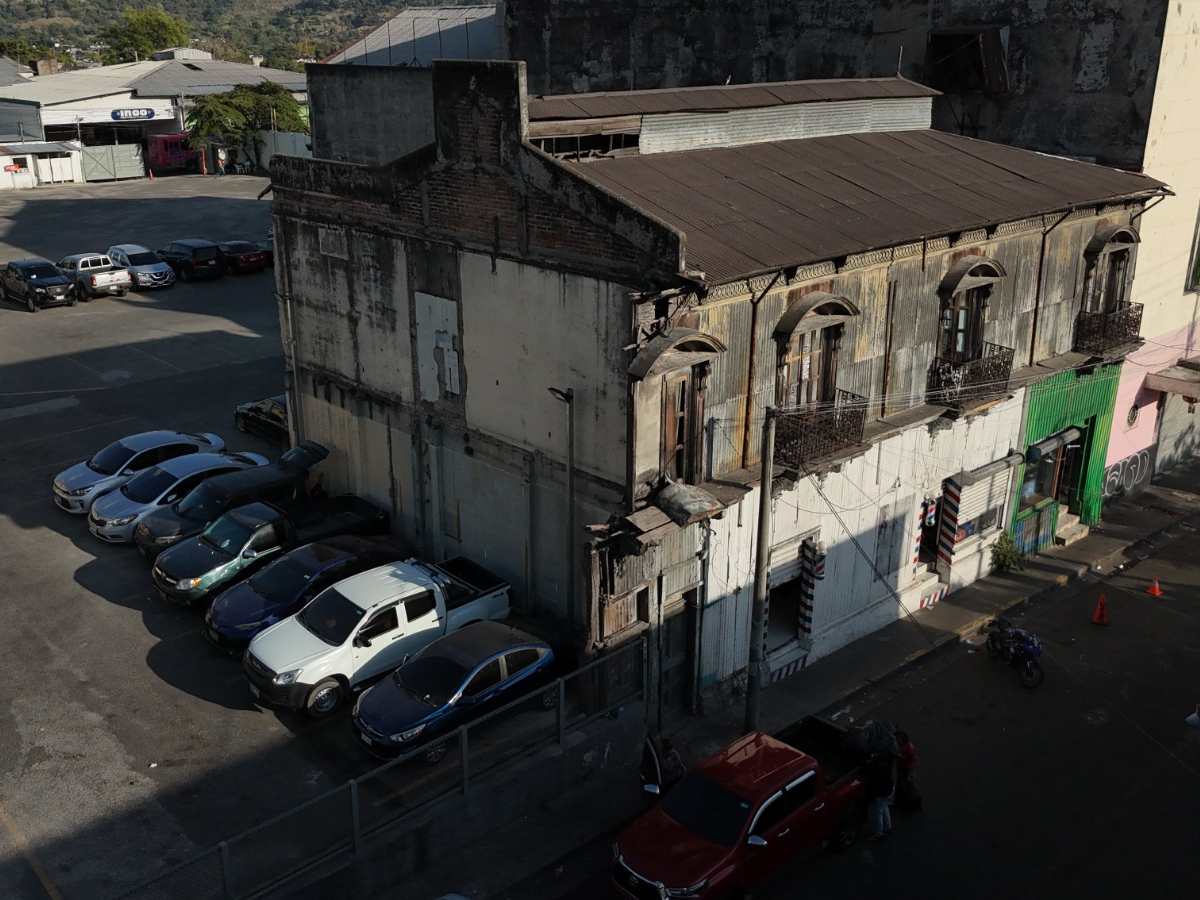 La Casa Ambrogi, en el Centro Histórico, muestra un avanzado estado de deterioro tras más de un siglo de historia.