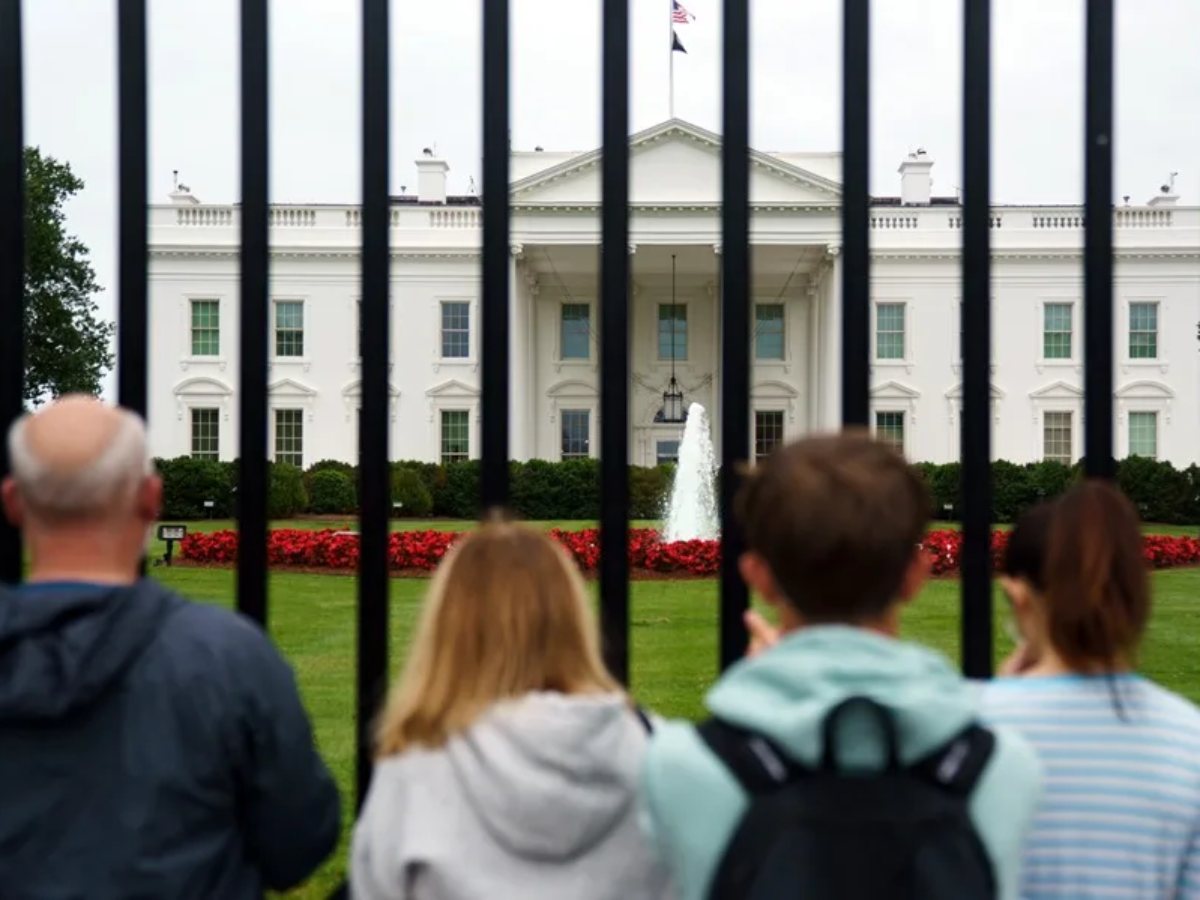 Fotografía de archivo de turistas a las afueras de la Casa Blanca, en Washington (EE.UU.).