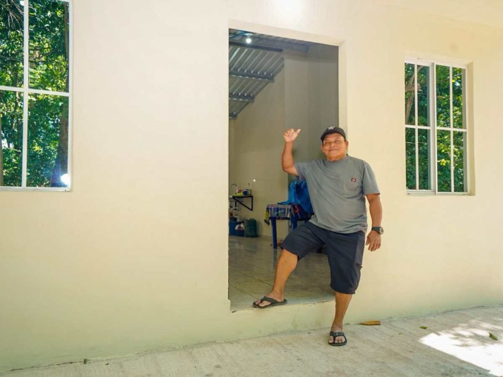 Así lucen las casas de $35,000 entregadas a familias reubicadas en zona segura.