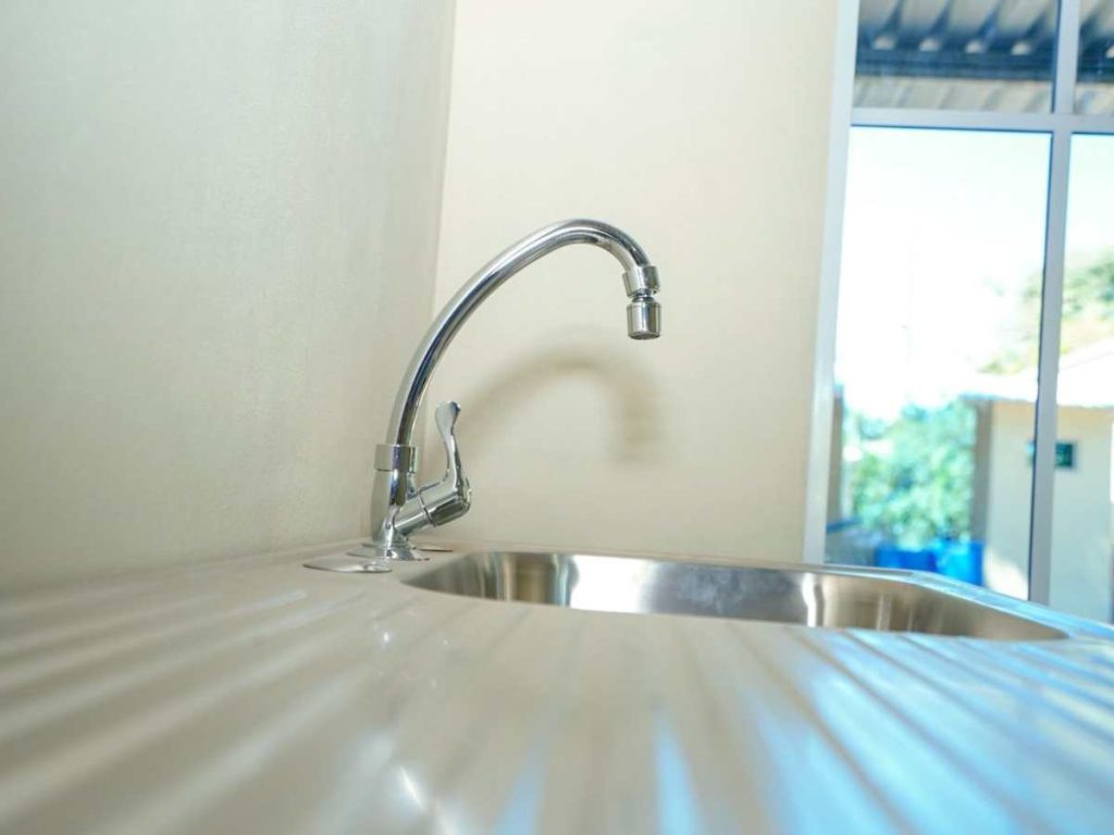 Cada vivienda cuenta con dos habitaciones, cocina, baño y área de lavado.