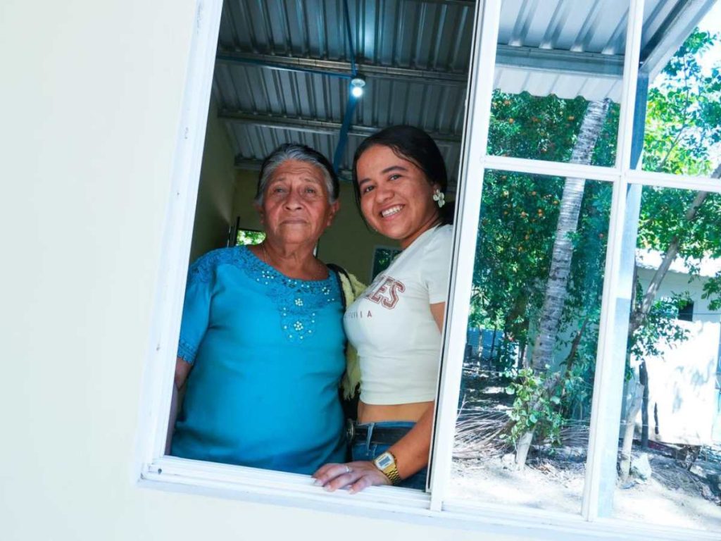 Gobierno entrega 16 casas a familias que vivían en zonas de riesgo.