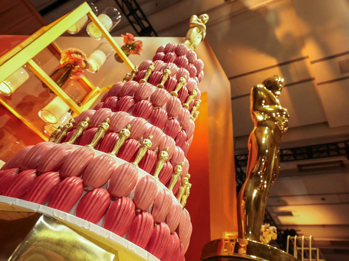 El chef Wolfgang Puck presentó un “piece montée” de chocolate durante el adelanto del Governors Ball, la exclusiva fiesta posterior a los Premios Óscar.