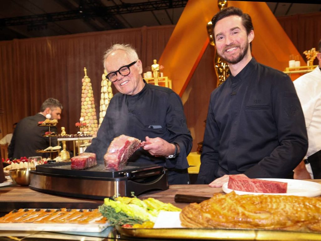 El chef Wolfgang Puck y su hijo Byron Puck posan durante la presentación del menú del Governors Ball, la exclusiva fiesta posterior a los Premios Óscar 2026.