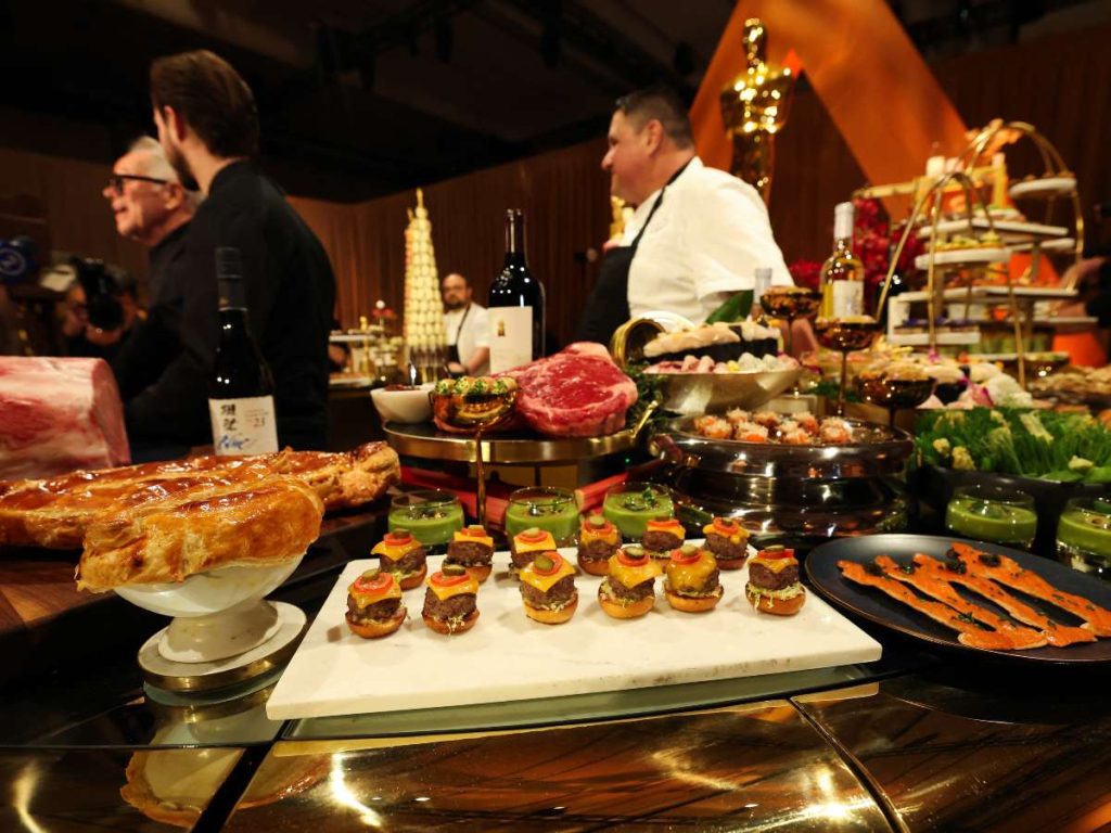 Hamburguesas preparadas para el menú del Governors Ball durante la presentación previa a la 98ª edición de los Premios Óscar en Hollywood. 