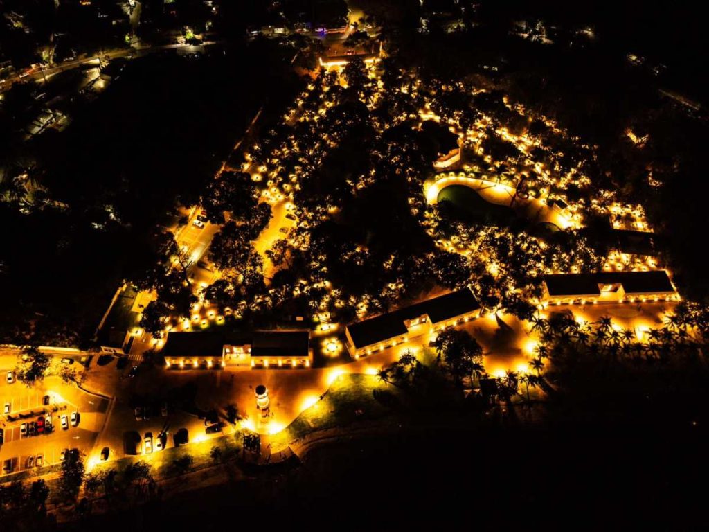 Así luce Apulo al caer la noche, con espacios iluminados y vista al lago de Ilopango.