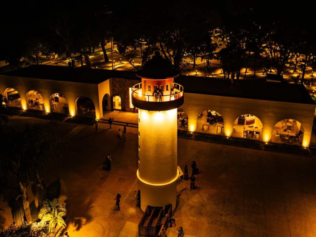 Turistas nacionales y extranjeros viven la experiencia nocturna en Apulo durante Semana Santa.