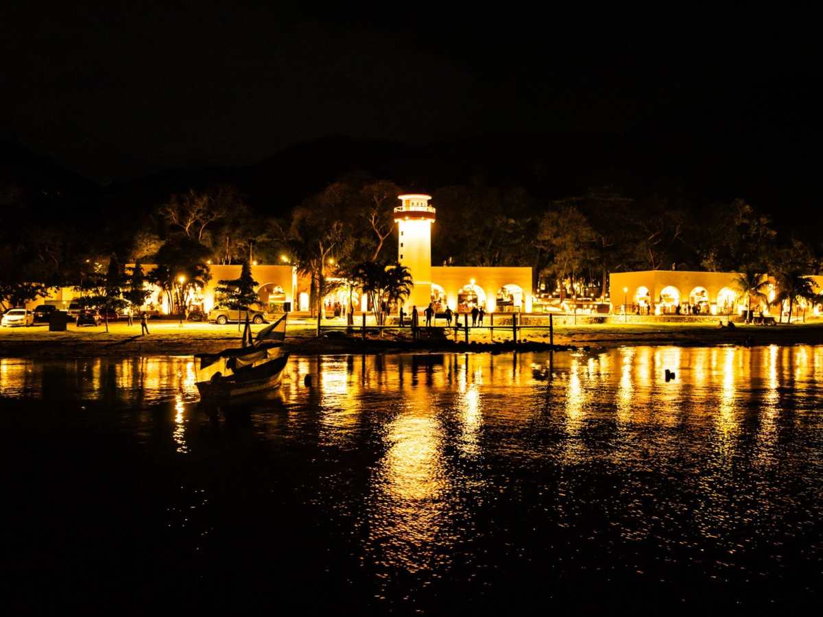 Familias disfrutan del renovado Parque Recreativo Apulo, ahora con iluminación nocturna frente al lago de Ilopango.