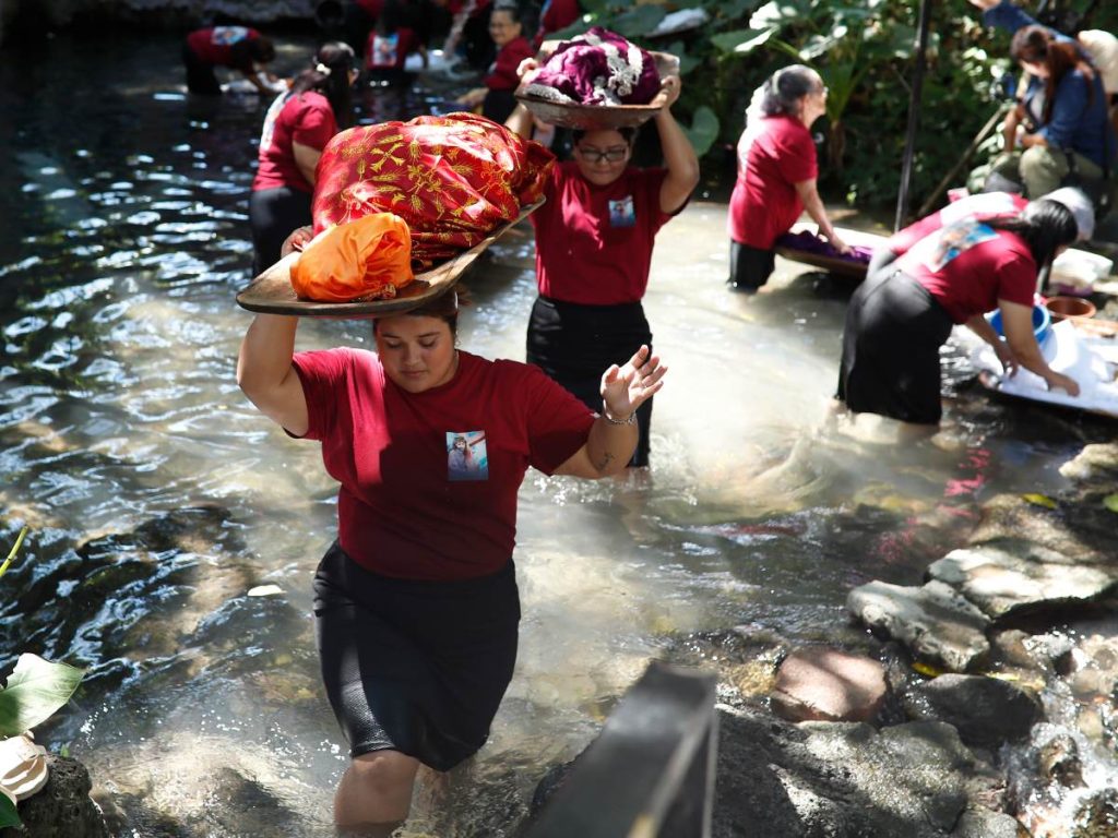 Fotos | Chalchuapa revive tradición centenaria con mujeres que lavan vestimentas de Jesús