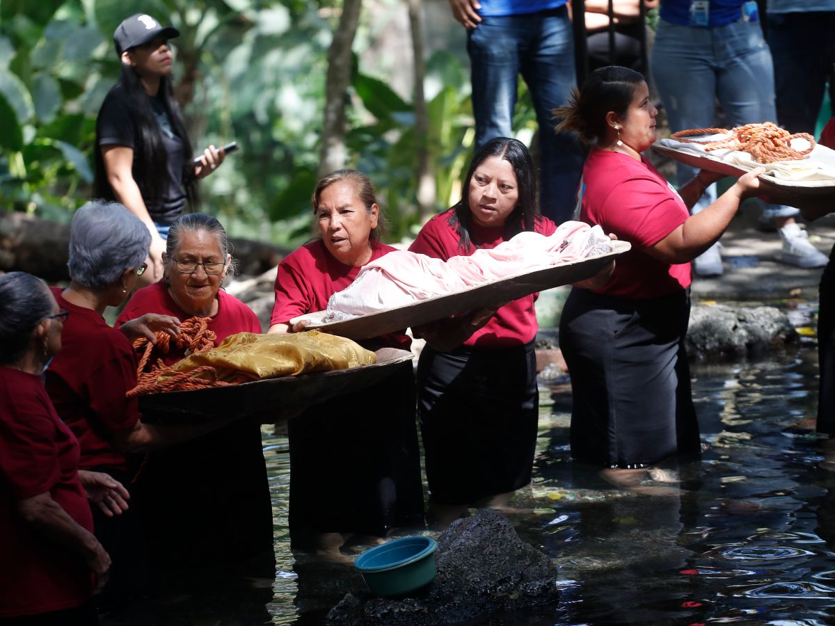 chalchuapa-lavado-vestimenta-jesús (2)