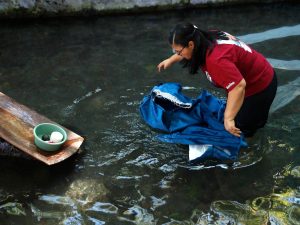 Mujeres lavan vestimentas de Jesús como parte de una tradición centenaria
