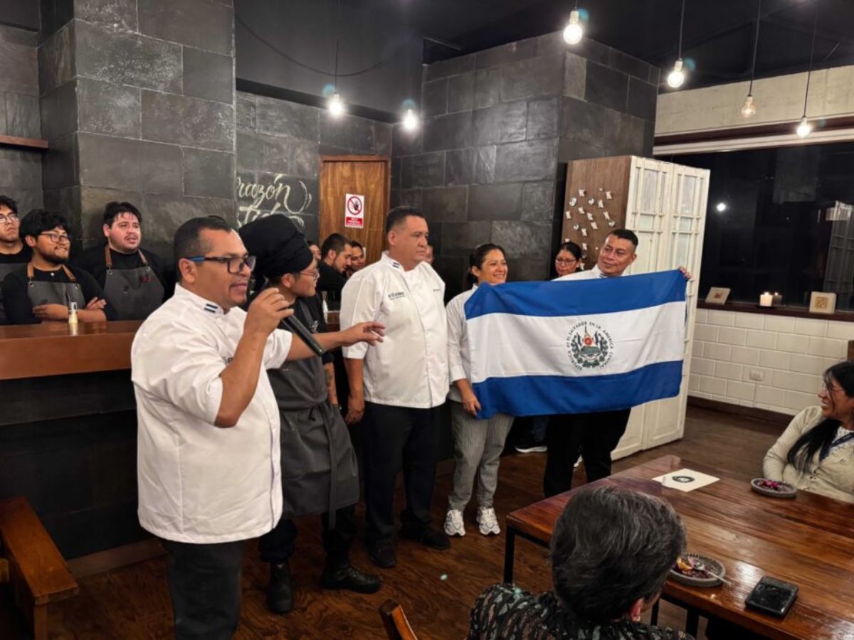 Chefs salvadoreños enseñan a preparar pupusas durante una clase magistral en la Universidad Privada Franz Tamayo (UNIFRANZ) en La Paz, Bolivia.