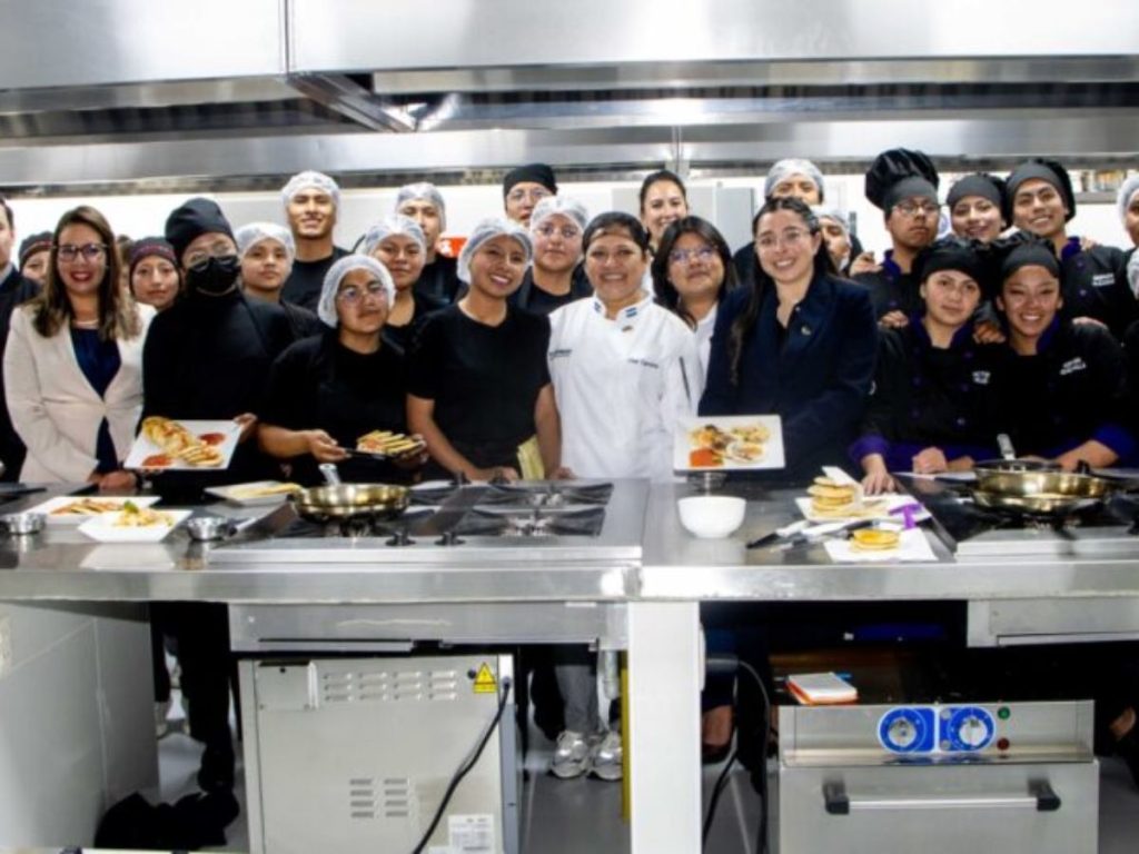 La actividad gastronómica permitió a más de 100 estudiantes conocer la técnica y el valor cultural de las pupusas salvadoreñas.