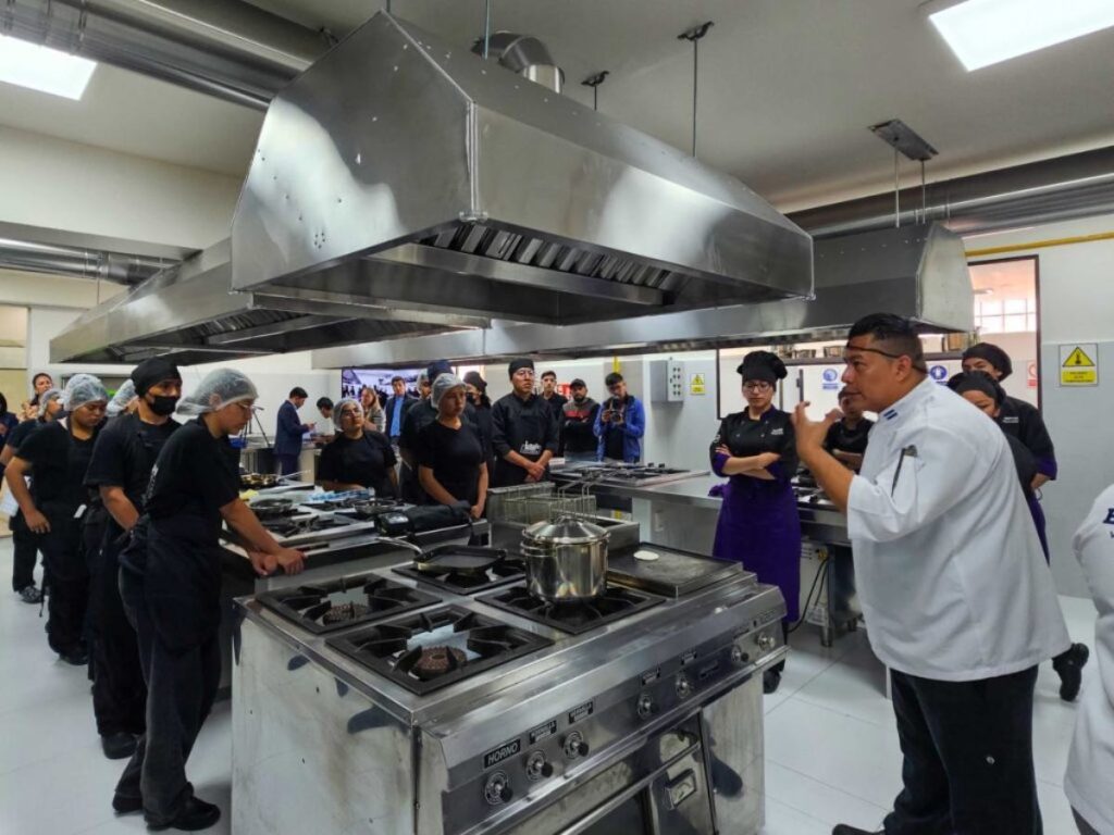 La actividad formó parte de un intercambio cultural que promovió la gastronomía salvadoreña en Bolivia.