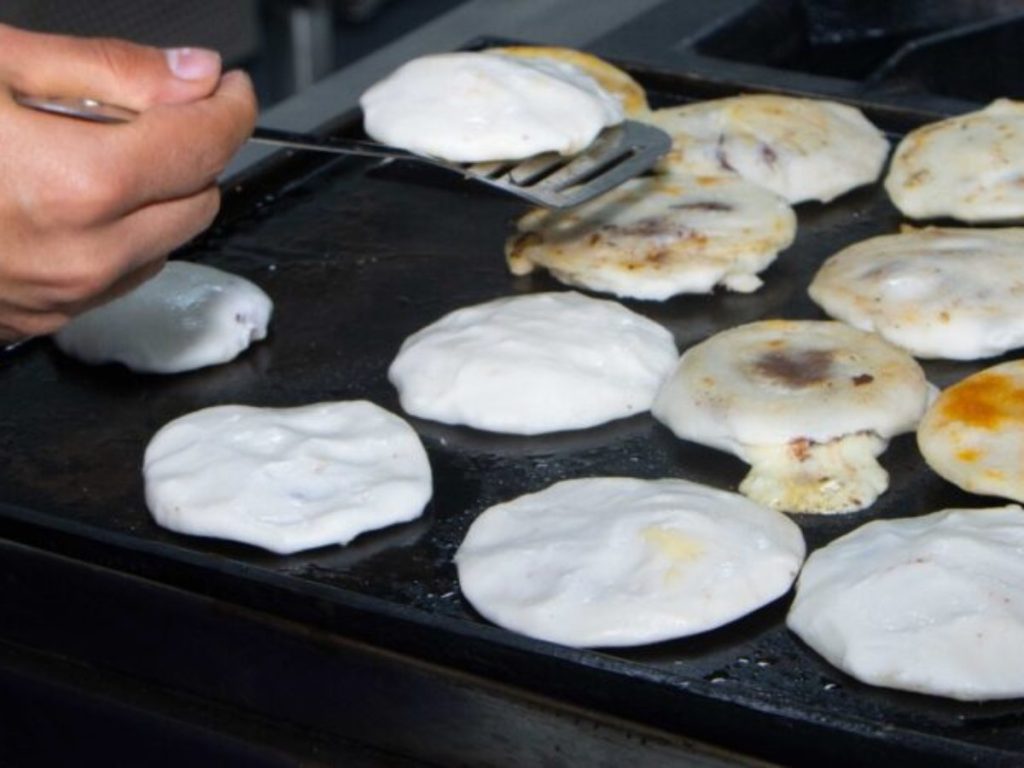 Estudiantes bolivianos participan en una master class donde aprendieron a elaborar pupusas, el platillo emblemático de El Salvador.