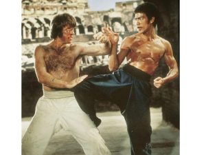 Chuck Norris y Bruce Lee protagonizan una icónica escena de combate que marcó la historia del cine de artes marciales.