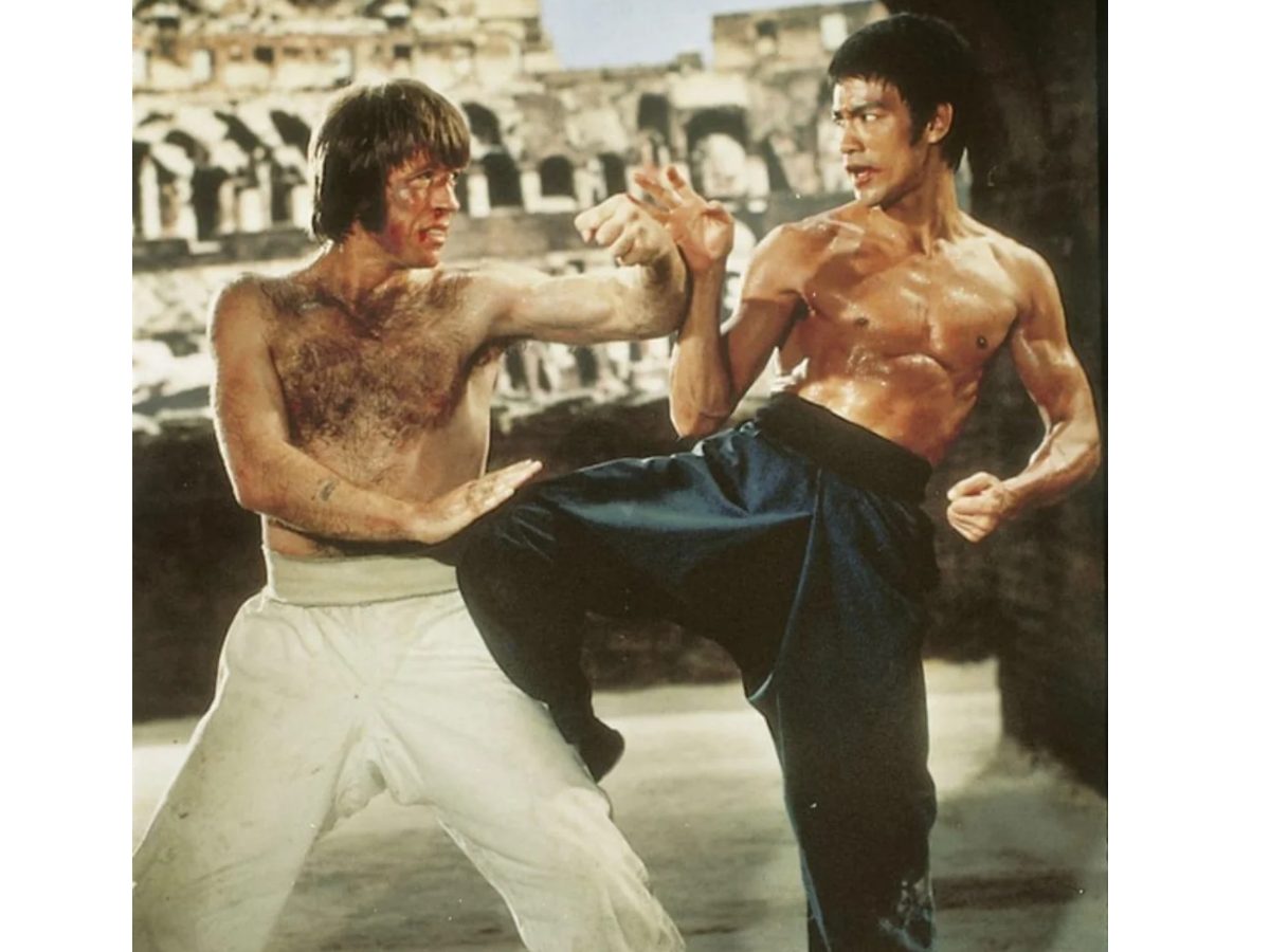 Chuck Norris y Bruce Lee protagonizan una icónica escena de combate que marcó la historia del cine de artes marciales.
