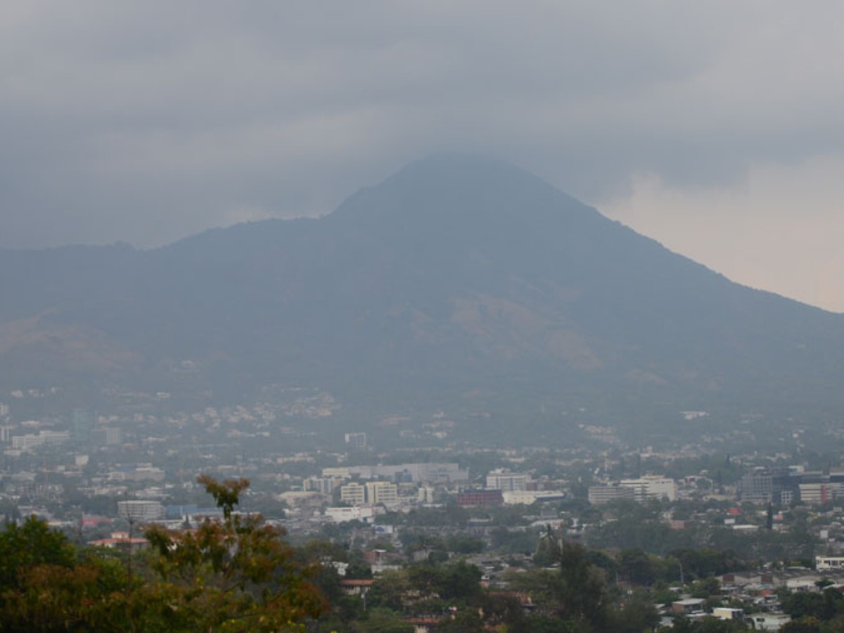 Vista del Área Metropolitana de San Salvador bajo un cielo mayormente despejado y ambiente caluroso.