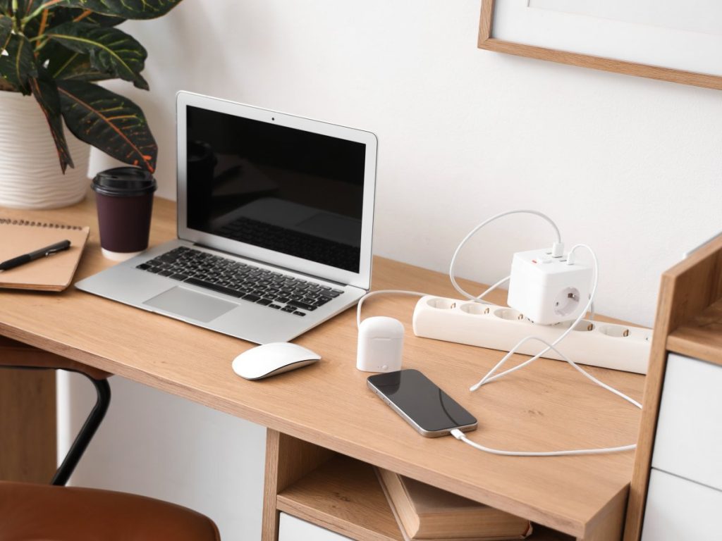 Dispositivos electrónicos dependen de metales y químicos industriales. Interrupciones en su suministro pueden afectar la producción global de chips, baterías y tecnología.