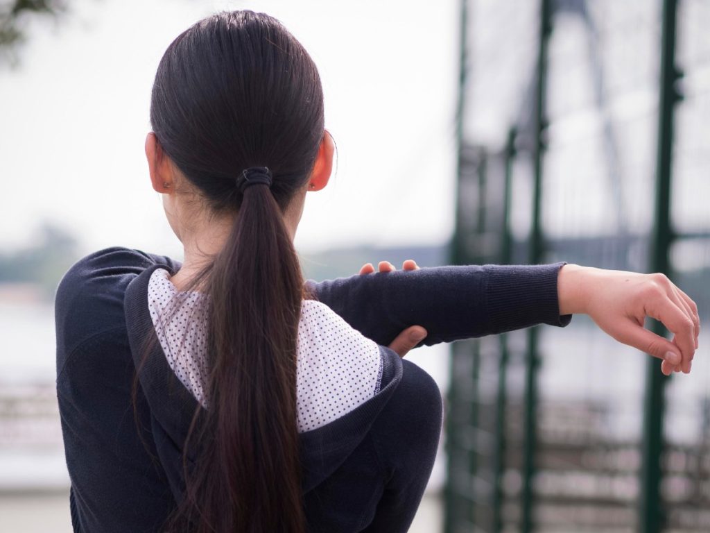 Activar correctamente el core durante el entrenamiento ayuda a estabilizar la columna y prevenir dolores de espalda. Fotografía de referencia/ Freepik